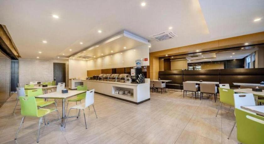 Jinjiang International Tourism And Zone Zhoupu Zhouzhu Highway Branch 2*